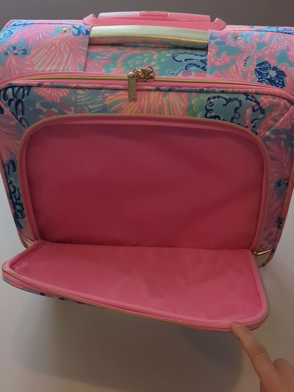 NWOT Lilly Pulitzer GWP Under The Seat Carry-On Rolling Luggage Suitcase - Picture 4 of 7